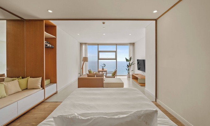 Son Tra Apartment | 2bdrm beachfront apartment in Đà Nẵng with AC, fitness room, outdoor pool