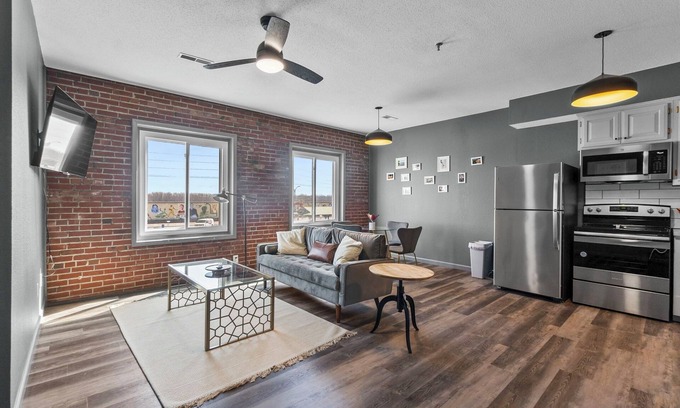 Cape Girardeau Apartment | 2Bdrm Stay in Downtown Cape, Walkable, Laundry