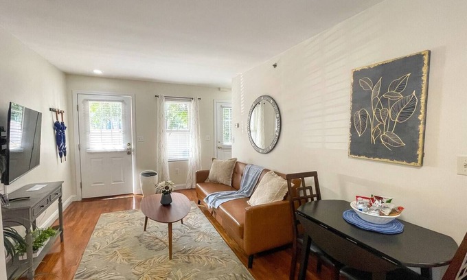 Riverside Apartment | 2Bed, 1.5Bath, Multi-Level Townhouse, Sleeps 6