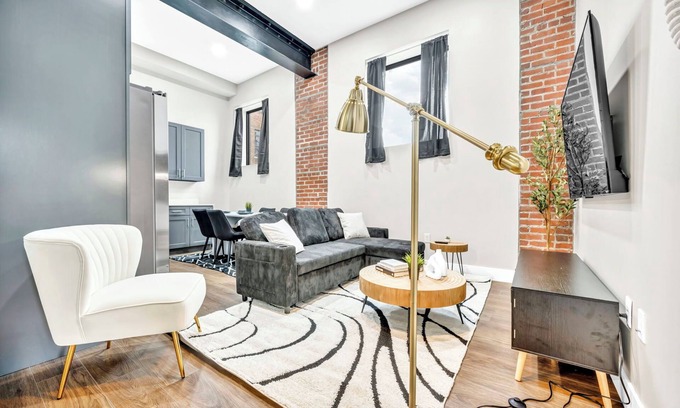 Cleveland Apartment | 2Bed 1Bath 10 Min to DT Ping Pong