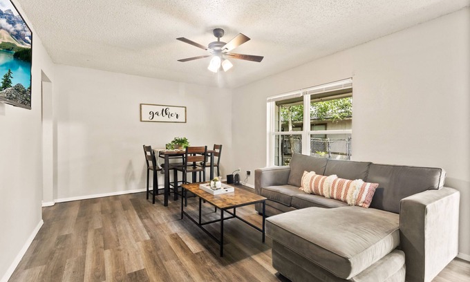 Central Arlington Apartment | 2bed/1bath apt w/full kitchen - central location!