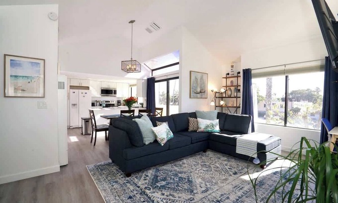 Crown Point Apartment | 2Bed 2Bath APT walking distance to BEACH and BAY in PB