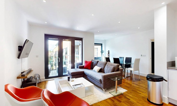 East Putney Apartment | 2Bed & 2Bath Flat with free parking, lift, balcony