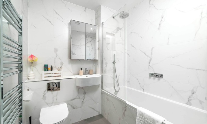 West Hendon Apartment | 2Bed 2Bath @ Hendon - 3 min to Train - 65 Inch TV