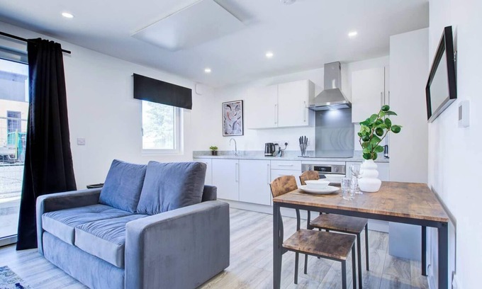 Willesborough Apartment | 2BED 2BATH in - Next to Station for 6 FREE Parking