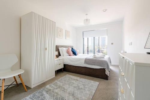 Salford Apartment | 2Bed 2Bath Private Balcony, Superior Waterfront View Apt, Parking FREE WiFi 10mins Media City, Salford Quays, Old Trafford, City Centre