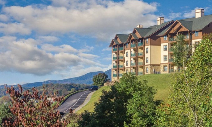 Sevierville Resort | 2Bed/2Bath - Smoky Mountains Retreat! Gorgeous Views, Pools, + More!