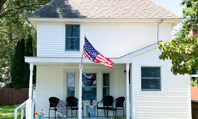 Niantic House | 2BED GUESTHOUSE WITH PRIVATE BEACH ACCESS