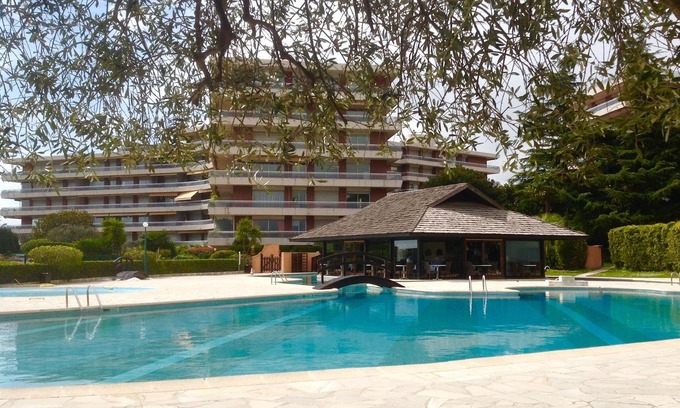 Caucade Apartment | 2bed modern apartment, ventilated with garage, tennis, swimming pools in a wooded park