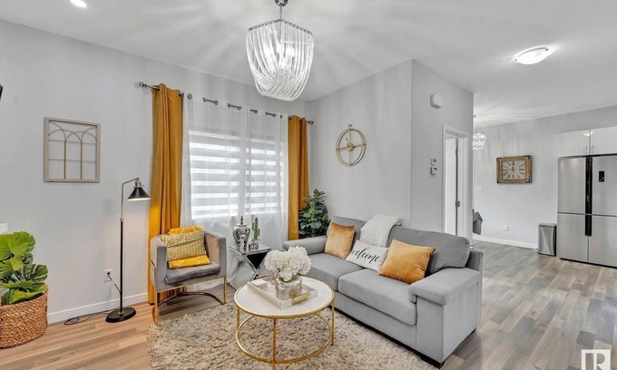 North Central Edmonton House | 2bedroom home in Downtown, 5min to Stadium, Expo centre, NAIT