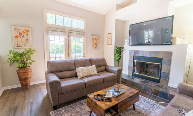 Cary House | 2Bedrooms, Jacuzzi, Crib, Grill ,kids essetials, walk to stores