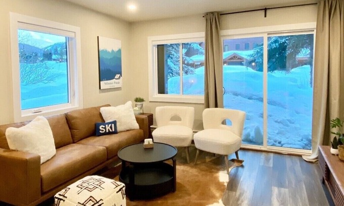 Old Town Apartment | 2BR/1.5BA Brand New Remodel,Old Town,free bus