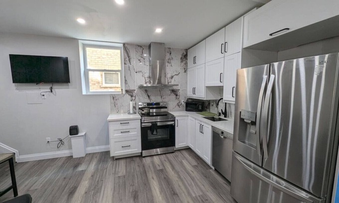Kitchener Apartment | 2BR 1 king 1 Queen with parking 3 GBPS internet