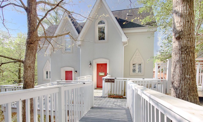 Pigeon Forge Ski Chalet | 2BR/2.5BA, clean hot tub, spa tub, 1 mi to Pkway,10min to GSMNP, arcade,fire pit