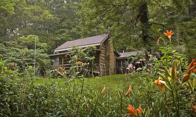 Helmsburg Cabin | 2BR+, 2 BA