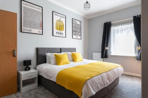 Crawley Apartment | 2BR 2BA Apartment - Emperor Beds - Free Parking - Near LGW Airport