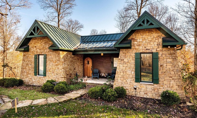 Gnaw Bone Cabin | 2BR, 2BA Log Cabin