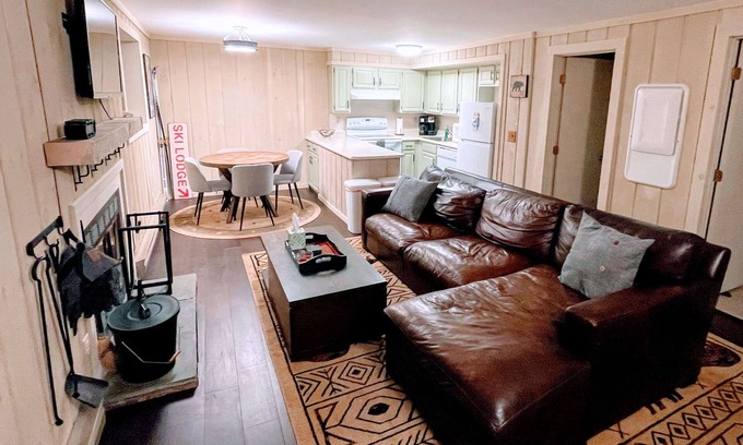 West Dover Apartment | 2BR 2BA - MT SNOW, SKI BACK TRAIL, FREE SHUTTLE, POOL, BBQ - Green Mountain Den