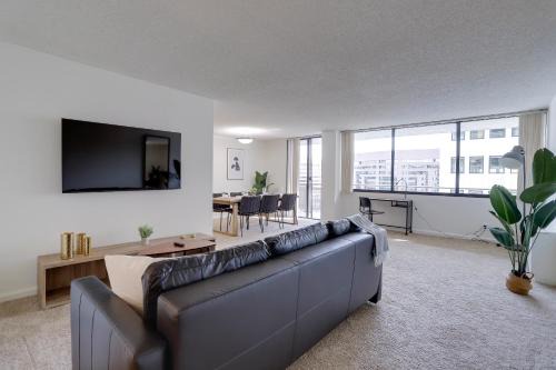 Crystal City Apartment | 2BR Apartment Near to Airport and Metro!