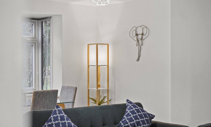 High Barnet Apartment | 2BR Barnet Gem with Front Garden