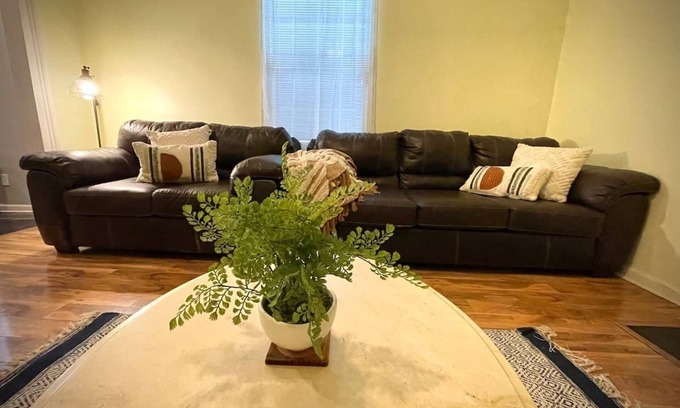 Tulane - Gravier House | 2BR Bungalow 1.7 Miles from FQ w/Parking