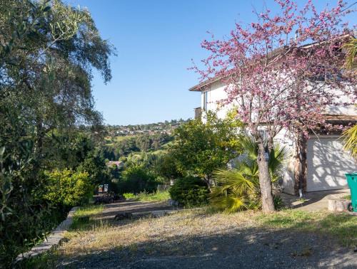 Hayward Apartment | 2BR Canyon Views Ideal for Work, Travel near CSU