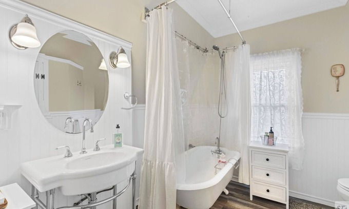 Milford House | 2BR Coastal Retreat close to Yale and walk to NY Train!