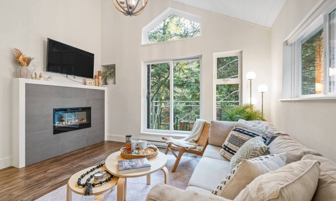 Whistler Creekside House | 2BR Creekside Gem|Steps to Gondola,Free PKNG|Patio