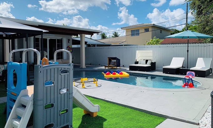 Flagami House | 2BR+Den, Heated Pool, Parking, Located near prime attractions