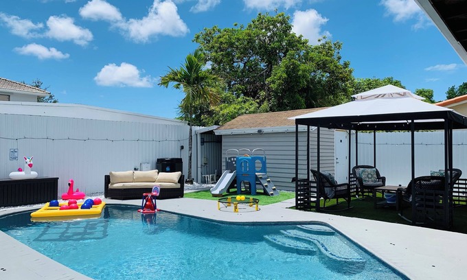 Flagami House | 2BR+Den, Pool, Parking, Located near prime attractions