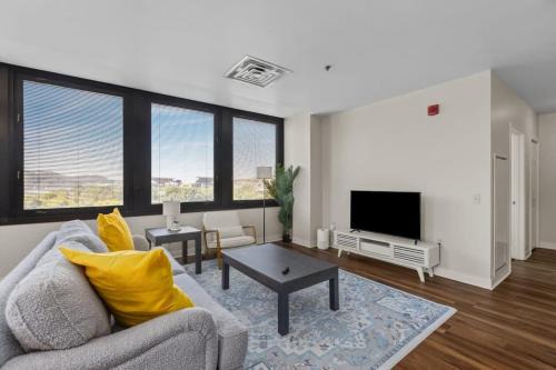 Downtown Pittsburgh Apartment | 2BR Downtown Apartment with Gym & Deck