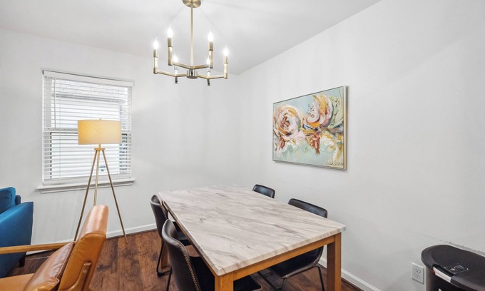 South Central Houston Condo | 2BR Elegant, Clean, & Comfy! near NRG and Med Ctr