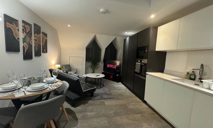 Farnham Common Apartment | 2BR Flat in Prime location