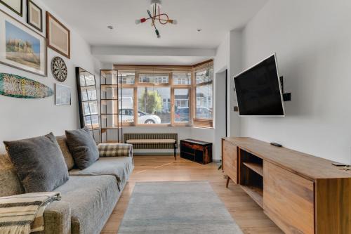Norwood Green Apartment | 2BR Garden Home Free Parking for 7 Guests Easy Access to London & Heathrow