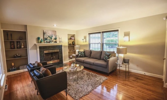 SouthPark House | 2BR Home short walk to Southpark Mall!