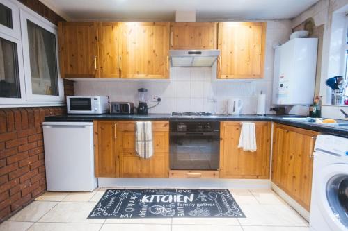 Bedford Apartment | 2BR House Near Excel, O2, City Airport, 3 DLR Lines