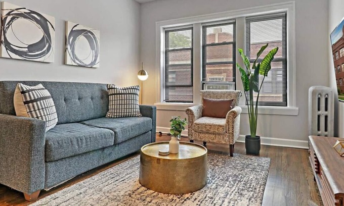 Rogers Park Apartment | 2BR Lively & Chic Apartment close to Shops
