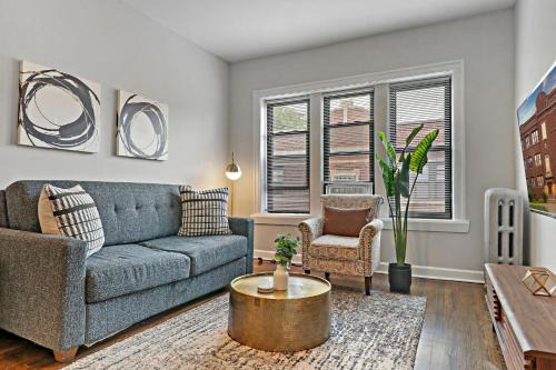 Rogers Park Apartment | 2BR Lively & Chic Apartment close to Shops - Touhy 3S