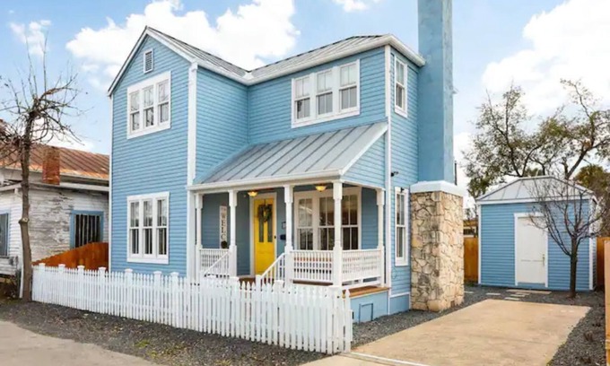 Southtown House | 2BR Near Tower of Americas w/Hot Tub + Fire Pit