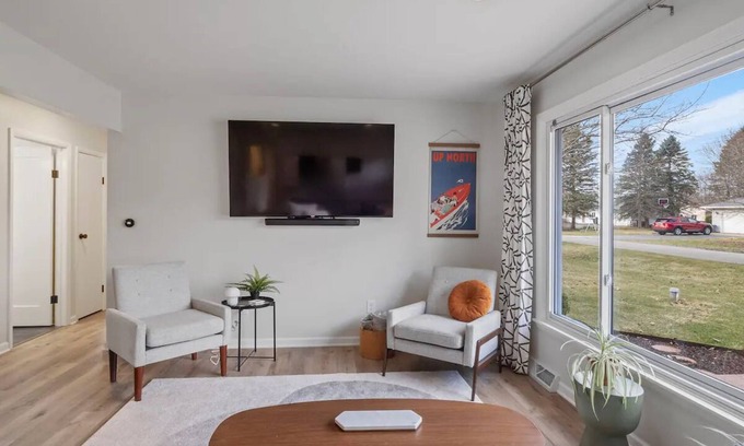 Manistee House | *2BR Northside Home by Casino, River, & Trails*