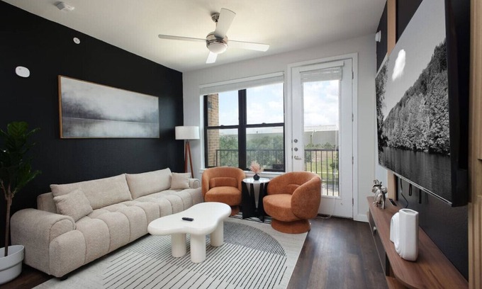 Southtown Apartment | 2BR Oasis w/Gym, Parking Near Rvrwalk &Dome