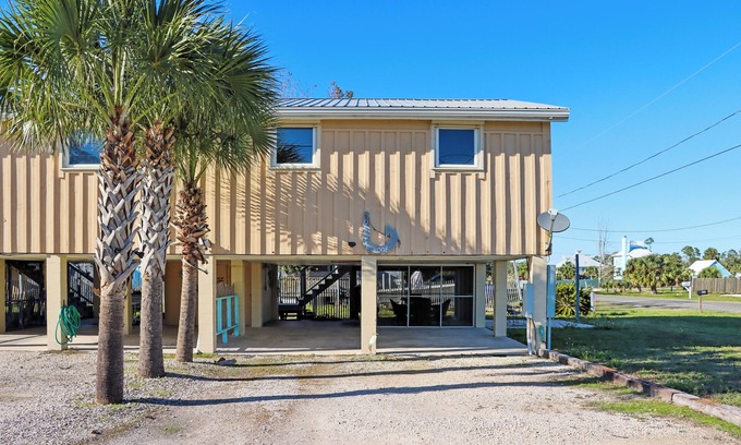 Port St. Joe House | ☀️2BR-Pet Friendly-1 Block from Beach-Off The Hook☀️