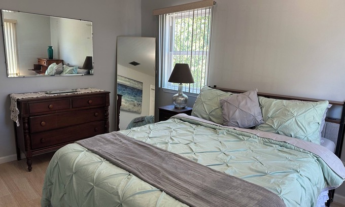 Alden Manor House | 2BR PRIV ENTRY 2nd floor of house in quiet neighborhood, close to everything!!