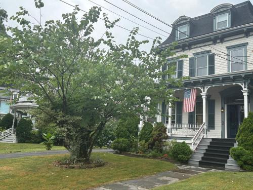 Poughkeepsie Apartment | 2Br Private Victorian Apartment in City location on half acre Sleeps 5