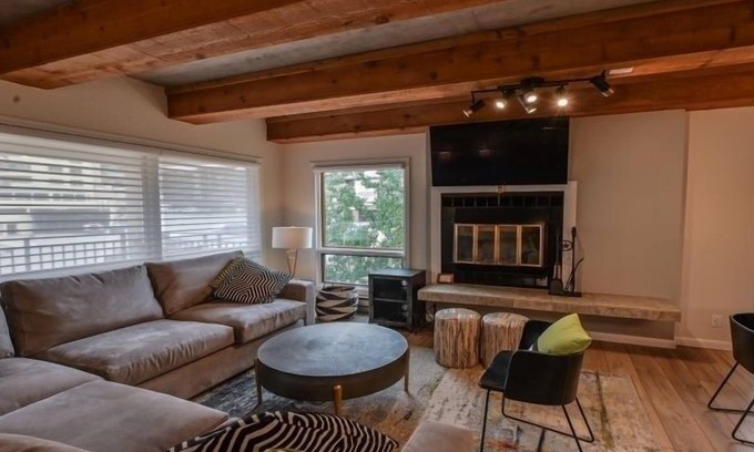 Crested Butte Condo | 2BR Residence with Huge, Sectional Couch by RedAwning