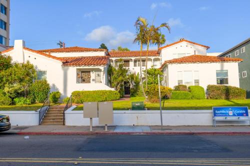 Hillcrest Apartment | 2BR Retreat Near Balboa Park
