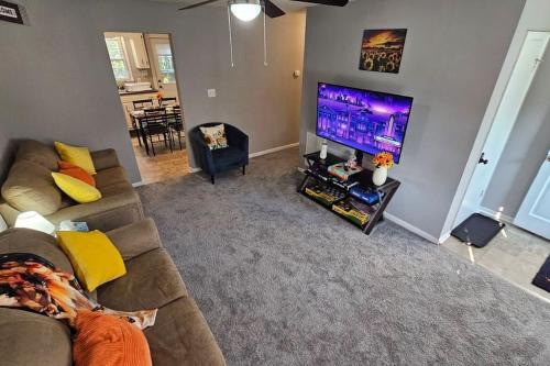 Greenville Apartment | 2BR Retreat sleeps 5 near ECU Stadium and Hospital