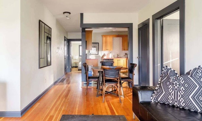 Belmont House | 2BR Sleeps 6 Perfect Location for Foodies