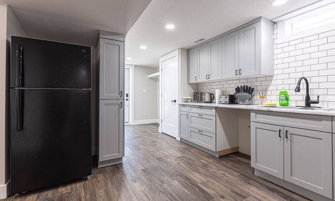 Kitchener Apartment | 2BR Sleeps 6 +Wifi+Parking+Pet