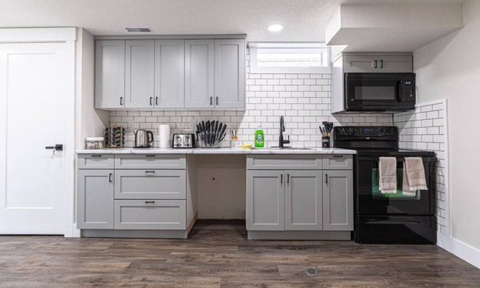Kitchener Apartment | 2BR Sleeps 6 +Wifi+Parking+Pet